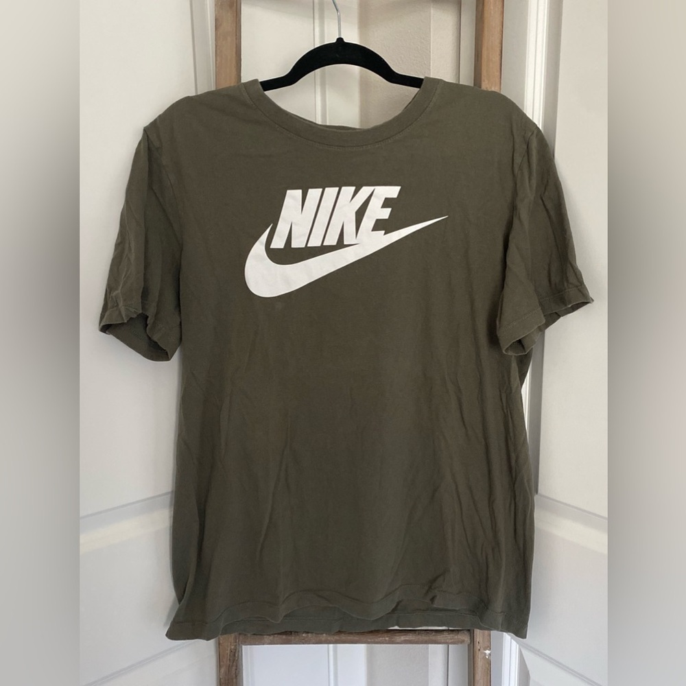 NWOT - Men’s Nike Short Sleeve T-Shirt - Size Large